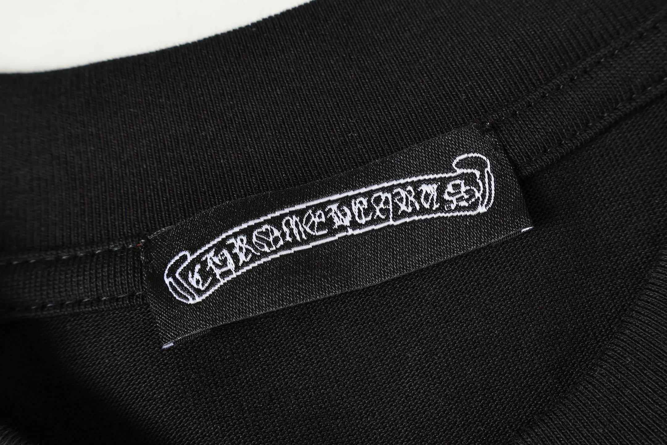 P150 Cross-border model, please do not place an order if you are pursuing quality - Chrome Hearts/Chrome Hearts joint Off white cross-leather short-sleeved T-shirt - High weight, high density, high quality, soft, delicate and skin-friendly wool, soft and silky to the touch, excellent warmth and skin-friendly properties - Custom-woven and custom-dyed, no color difference, no matter the fabric or workmanship details, beat the ordinary version on the market -Colour: black white -Size: S M L XL